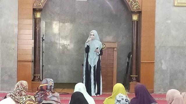 7 Gaya Mulan Jameela Jalani Hari Jadi Anggota DPR, Selalu Jadi Sorotan