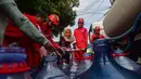 Petugas Palang Merah Indonesia (PMI) mengisi air bersih ke dalam galon air milik warga di RW 08. Cipayung Jaya, Kota Depok, Jawa Barat, Jumat (14/07/2026).
