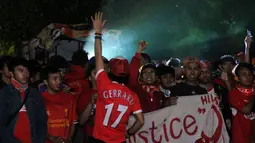 Suporter ‘’The Reds’ menyanyikan lagu penyemangat di sela-sela acara nonton bareng Liputan6.com laga Liverpool kontra Manchester United bersama Big Reds reg Bekasi di Alibaba Futsal, Bekasi, Minggu (22/3/2015). (Liputan6.com/Helmi Fithriansyah)
