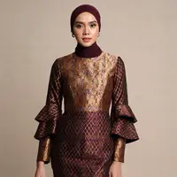 Model Long Dress Batik Kombinasi Brokat Lengan Tiga Lapis Panjang (Foto: AI)