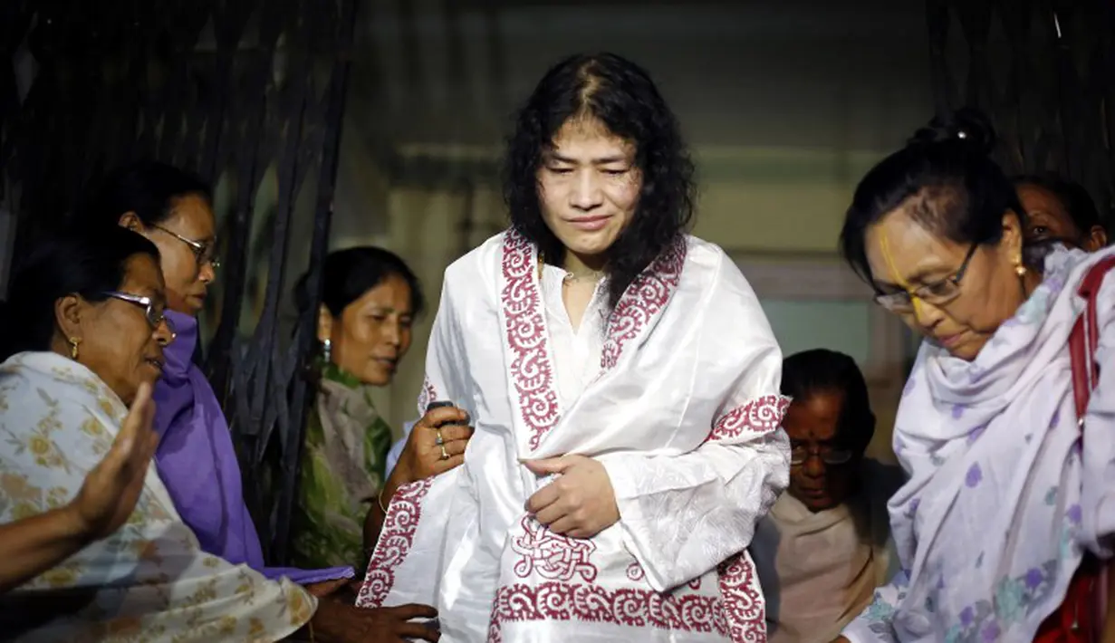 Aksi itu dilakukan sebagai bentuk protes terhadap kekejaman tentara yang menembak mati 10 orang di sebuah halte bus dekat kediamannya di Manipur, India. (AFP PHOTO/STR)