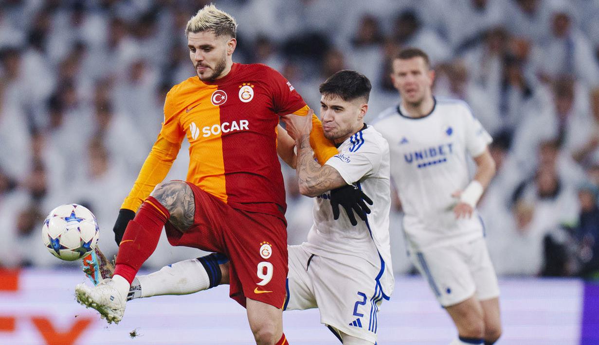 Pemain FC Copenhagen, Kevin Diks, berebut bola dengan pemain Galatasaray, Mauro Icardi, pada laga Liga Champions (12/12/2023). Bersama FC Copenhagen di musim ini, Kevin Diks mencatatkan 32 penampilan dengan perolehan satu gol, dua assist, empat kartu kuning, dan satu kartu merah. (AFP/Liselotte Sabroe)