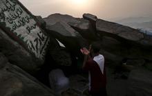 Kekhusyukan jemaah haji panjatkan doa di Gua Hira
