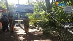 Kondisi jembatan yang telah berusia 10 tahun masih belum diperbaiki sehingga mengganggu aktivitas warga yang ingin berkebun.