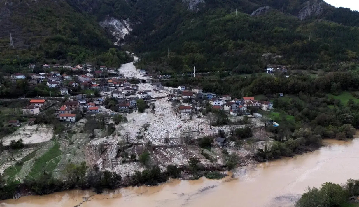 Hujan deras yang membanjiri kota-kota dan memicu tanah longsor menewaskan sedikitnya 14 orang di Bosnia pada hari Jumat (4/10/2024). (ELVIS BARUKCIC/AFP)
