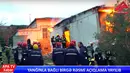 Regu pemadam kebakaran berupaya memadamkan api yang membakar sebuah pusat rehabilitasi pecandu narkoba di Ibu Kota Baku, Azerbaijan, Jumat (2/3). Sedikitnya 55 orang berada di bangunan saat api mulai berkobar. (APA TV via AP)