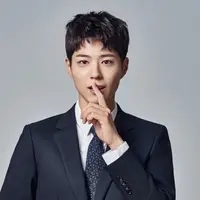 Aktor Korea yang terkenal dengan ketampanan dan kesantunannya, kini hadir menceritakan pengalamannya saat menjadi MC di sebuah acara musik KBS yang bertajuk ‘Music Bank’. (Instagram/parkbOgum)