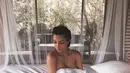 Demi mempromosikan KKW Body fragrance, Kim pun rela berpose telanjang. (instagram/kimkardashian)