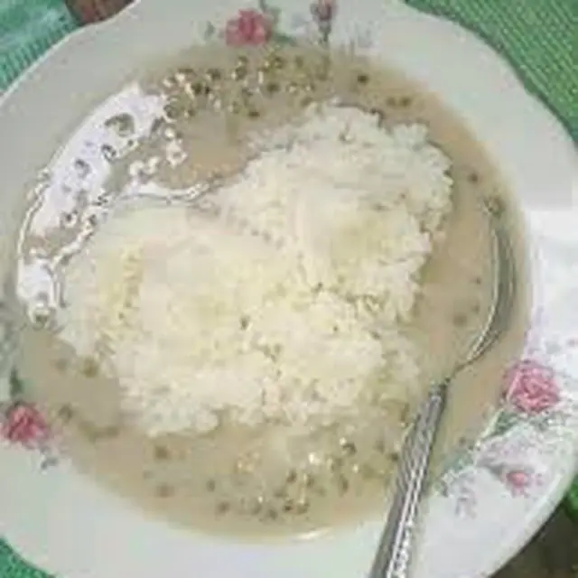 6 Potret Nasi Dicampur dengan Kuah Nyeleneh Ini Bikin Tak Nafsu Makan
