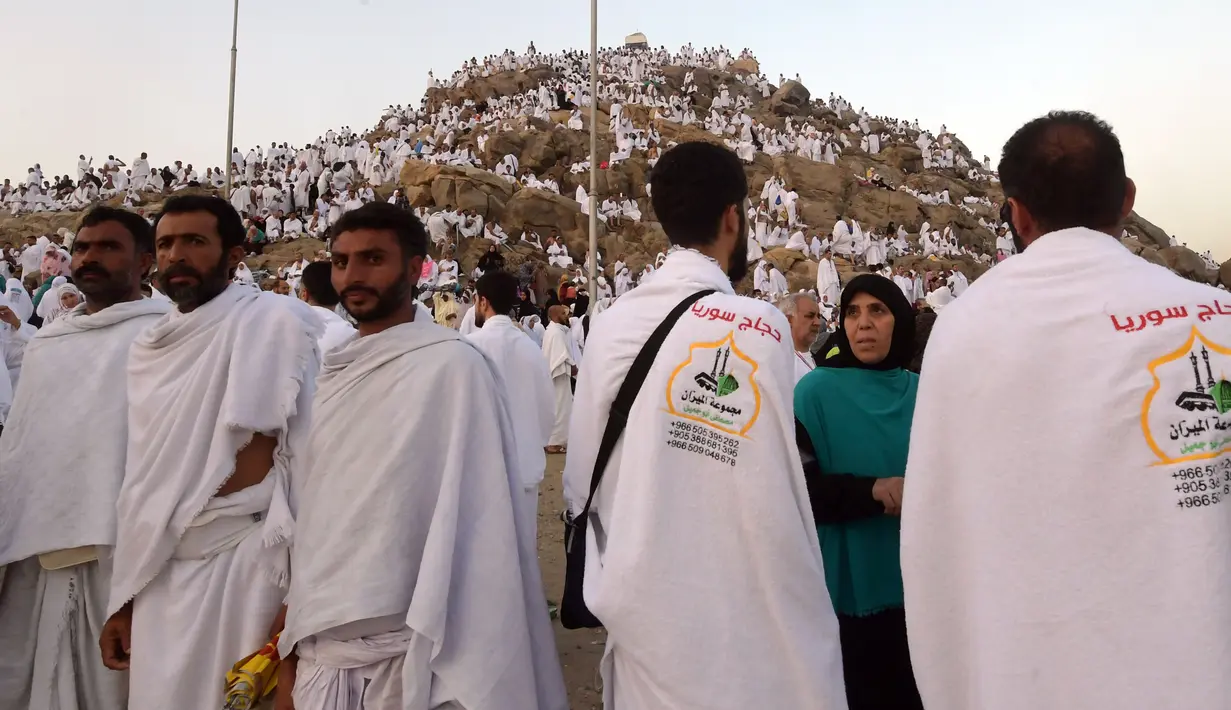 Jemaah haji dari seluruh dunia mengunjungi Jabal Rahmah menjelang Wukuf di Padang Arafah, Makkah, Arab Saudi, Sabtu (10/8/2019). Pada saat Wukuf para jamaah dianjurkan berdiam diri, berdoa dan banyak membaca ayat suci Al Quran. (FETHI BELAID / AFP)