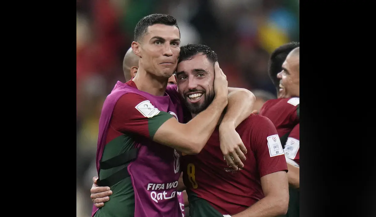 Setelah laga usai, Cristiano Ronaldo akhirnya menghampiri Bruno Fernandes yang berada di tengah lapangan dan memeluknya. (AP Photo/Aijaz Rahi)
