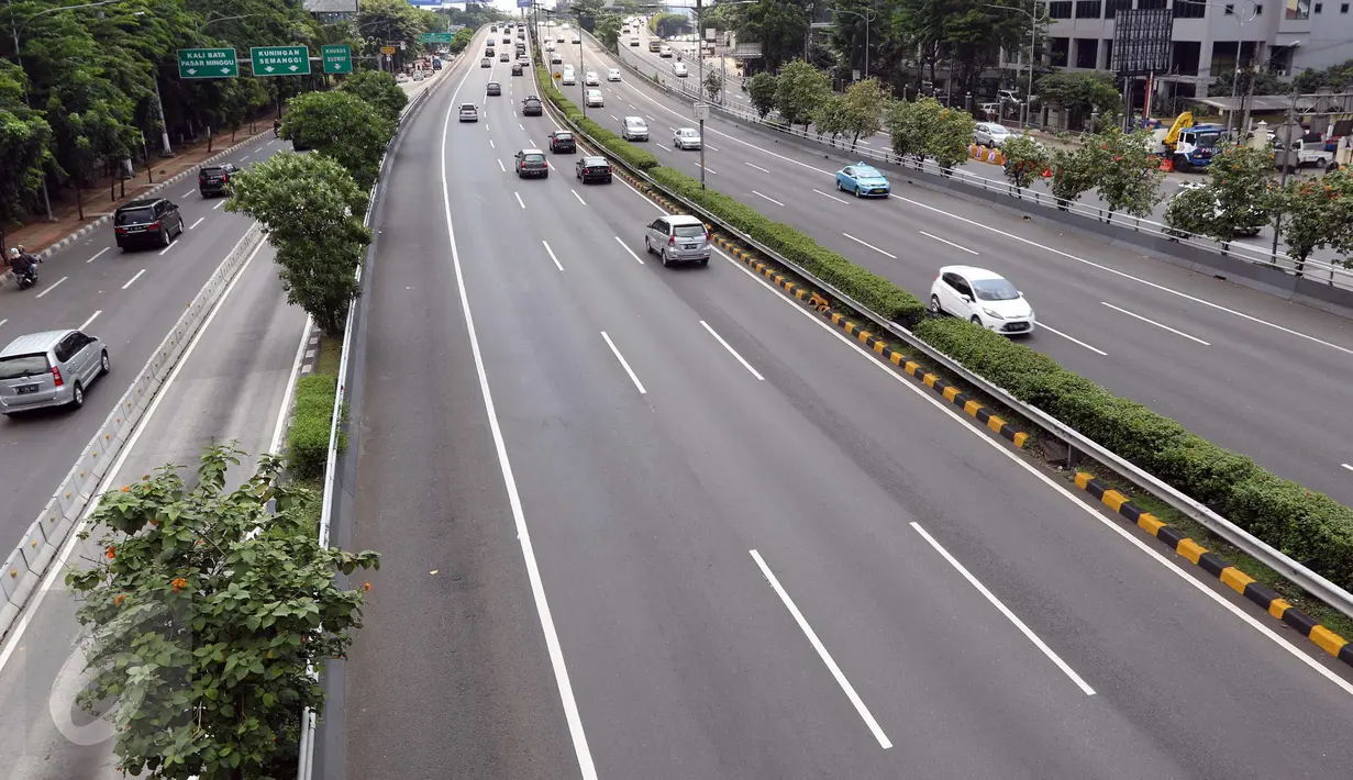 Sejumlah kendaraan melintasi Jalan Tol Pancoran, Jakarta, Senin (12/9). Jalanan di Ibu Kota Jakarta tampak lengang pagi hingga menjelang siang karena warga sedang merayakan Idul Adha 1437 H. (Liputan6.com/Helmi Afandi)