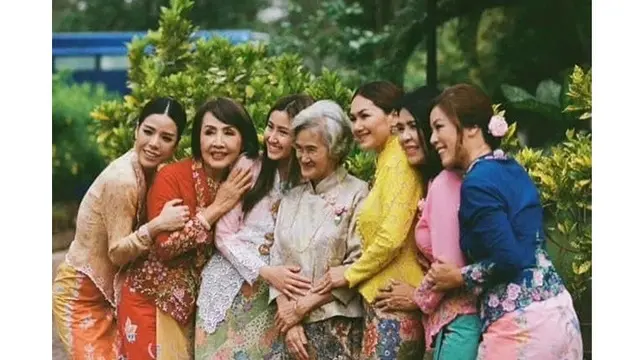 Cantik Turun Temurun, Ini 6 Potret Nong Poy Bareng Ibu dan Neneknya