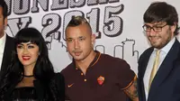 Julia Perez saat bersama Radja Nainggolan. (Bola.com/Dok.Liputan6.com)