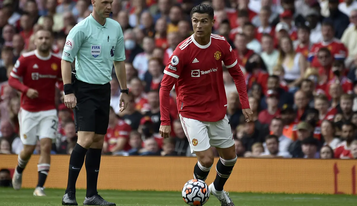 Penyerang Manchester United, Cristiano Ronaldo mengontrol bola saat bertanding melawan Newcastle United pada pertandingan Liga Inggris di stadion Old Trafford, Sabtu (11/9/2021). Ronaldo mencetak dua gol dan mengantar MU menang atas Newcastle 4-1. (AP Photo/Rui Vieira)