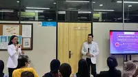 Anemia pada penyakit ginjal kronis disebabkan oleh kurangnya eritropoietin. Gejalanya meliputi lelah dan pucat. Pengobatan dengan ESA, suplemen zat besi, dan manajemen penyakit dapat membantu mengatasinya.
