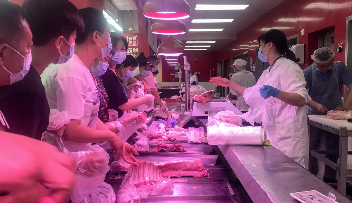 Foto pada 2 Agustus 2021 menunjukkan orang-orang membeli barang di supermarket di Wuhan, provinsi Hubei. Pihak berwenang di Wuhan akan melakukan tes COVID-19 terhadap seluruh penduduk, setelah kota di China Tengah ini melaporkan infeksi lokal pertamanya dalam lebih dari setahun. (STR / AFP)