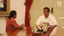 Seorang sopir truk bernama Agus Yuda (kiri) berbincang dengan Presiden Joko Widodo di Istana Negara, Jakarta, Selasa (8/5). Agus ingin melaporkan maraknya pungutan liar yang terjadi pada sopir truk hingga 6 juta. (Liputan6.com/Angga Yuniar)