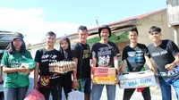 PSMS Fans Club melakukan bakti sosial untuk memberi bantuan pada korban erupsi Gunung Sinabung. (Bola.com/Ronald Seger Prabowo)