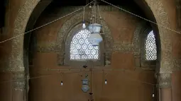 Seorang pria melaksanakan ibadah selama bulan suci Ramadan di Masjid Ibnu Tulun, Kairo, 2 Juni 2017. Masjid yang dibangun pada 876-879 di masa pemerintahan Ahmad Ibn Tulun ini merupakan masjid tertua kedua di Mesir. (REUTERS/Amr Abdallah Dalsh)