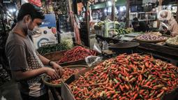 Pedagang merapikan cabai rawit merah yang dijual di Pasar Senen, Jakarta, Kamis (4/3/2021). Naiknya harga cabai rawit merah di pasaran saat ini disebabkan oleh produksi yang sangat rendah sehingga pasokan di pasaran tidak bisa memenuhi tingginya permintaan. (merdeka.com/Iqbal S. Nugroho)