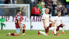 Pemain Burnley Zeki Amdouni beserta pemain Manchester City Erling Haaland dan Kevin De Bruyne berlutut menjelang pertandingan sepak bola Liga Inggris di Turf Moor, Burnley, Inggris, Jumat (11/8/2023). Manchester City menang 3-0. (Nigel French/PA via AP)