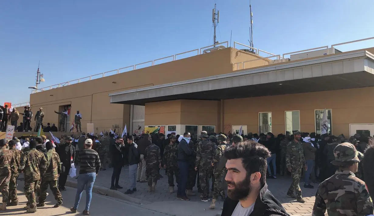 Para demonstran saat menyerbu kedutaan besar AS di Baghdad, Irak, Selasa (31/12/2019). Serbuan ini dilakukan para demonstran yang marah setelah serangan udara militer AS yang mematikan pada hari Minggu terhadap milisi Kataeb Hezbollah di Irak dan Suriah. (AP Photo/Qassim Abdul-Zahra)