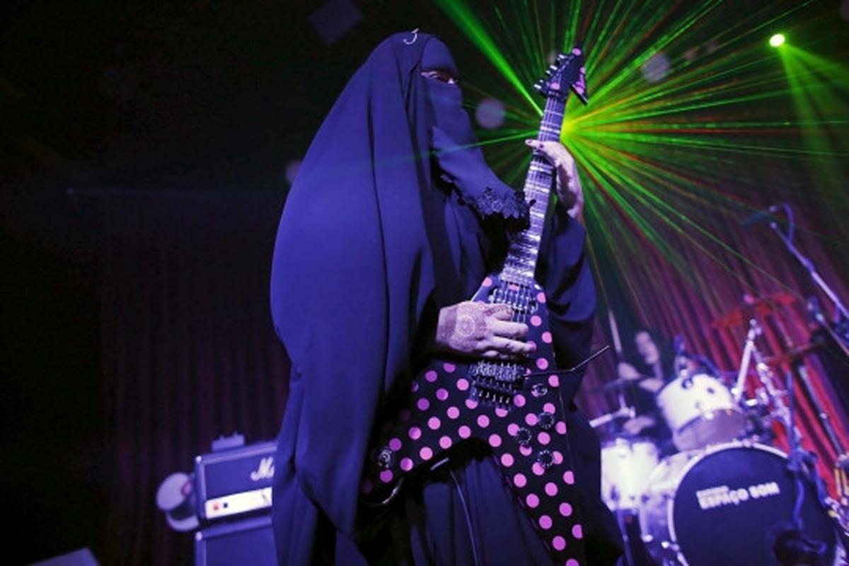 Wanita muslim bercadar ini ternyata gitaris band metal