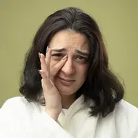 milia bisa hilang menggunakan exfoliasi dengan produk yang aman. credits: freepik