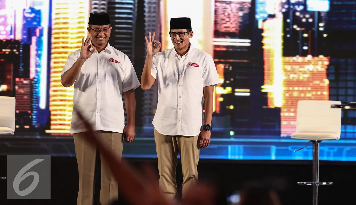 Cagub DKI Jakarta nomor 3 Anies Baswedan-Sandiaga Uno menyapa pendukungnya saat debat kedua Cagub DKI-Jakarta, Jumat (27/1). Tema debat ini Reformasi Birokrasi, Pelayanan Publik, Serta Strategi Penataan Kawasasan Perkotaan. (Liputan6.com/Faizal Fanani)