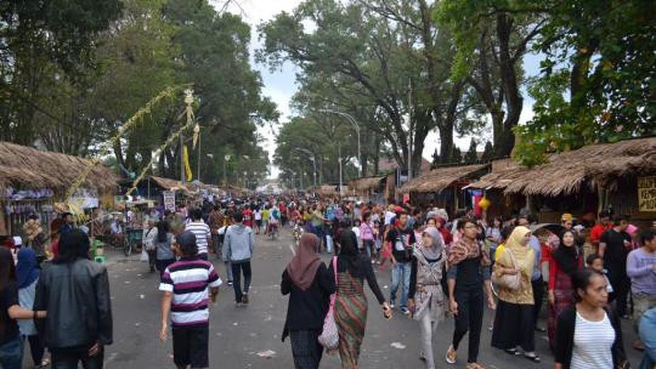Hiruk pikuk pengunjung di Festival Malang Kembali 2012