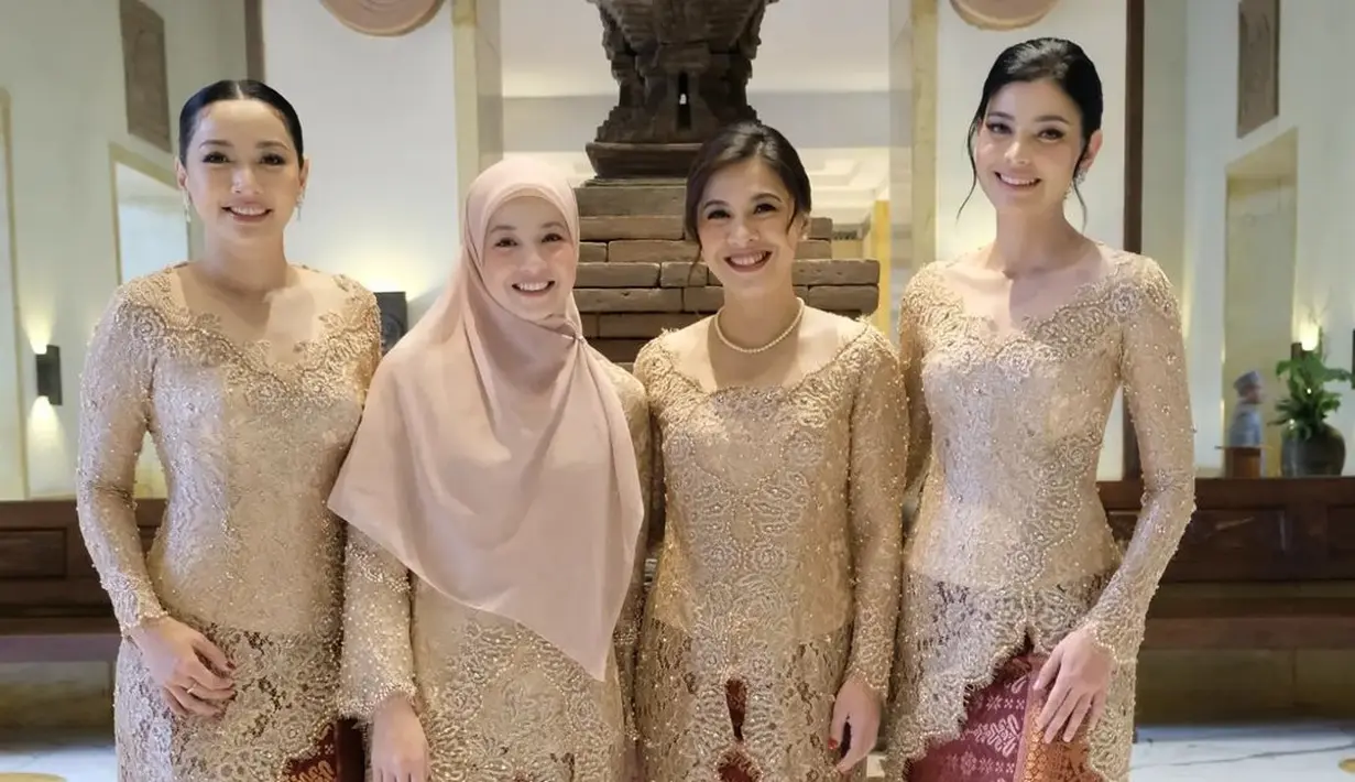 Hesti Purwadinata, Natasha Rizky, dan Medina pun hadir menjadi Bridesmaid saat akad nikah Enzy. Ketiga kompak mengenakan kebaya  nuansa nude yang dipadukan kain songket maroon dari Fadlan.  [Foto: IG @hestipurwadinata].