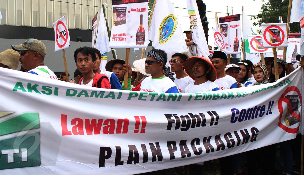 Ratusan petani yang tergabung dalam APTI membentangkan spanduk saat unjuk rasa di depan Kedutaan Besar Prancis, Jakarta, Selasa (9/6/2015). Dalam aksinya mereka meminta pemerintah Perancis tidak mendiskriminasikan tembakau.  (Liputan6.com/Johan Tallo)