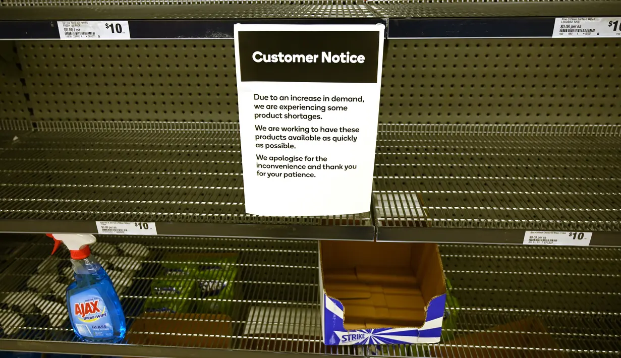 Rak-rak kosong tempat cairan pembersih tangan di sebuah supermarket di Sydney, Rabu (4/3/2020). Supermarket terbesar Australia mengumumkan batas pembelian tisu toilet dan pembersih tangan (handsanitizer) setelah terjadi panic buying akibat ketakutan penyebaran virus corona COVID-19 (PETER PARKS/AFP)