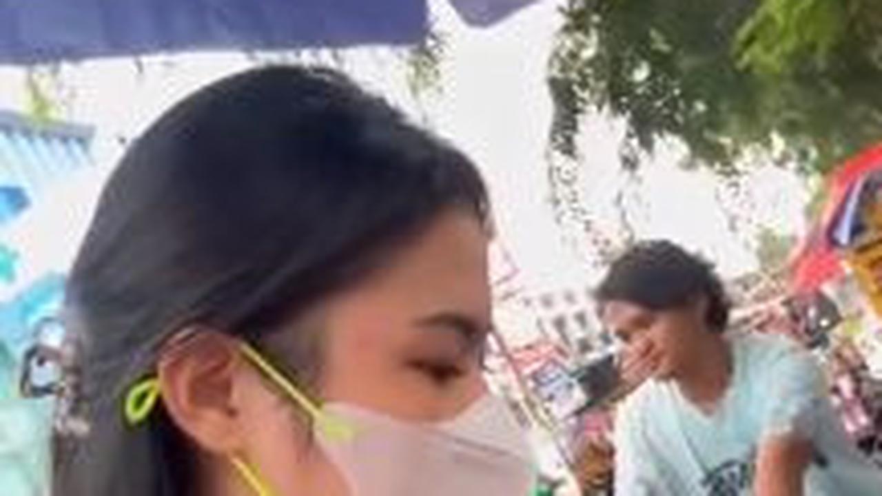 "Iman kita memang beda tapi perkara berburu takjil, bye. Aku yang non islam izin borong takjil dari jam 3 sore," tulisnya. <br>