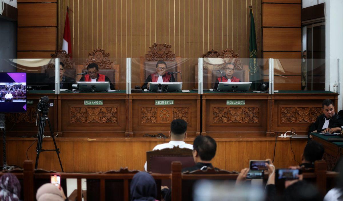 "Menjatuhkan pidana penjara selama 5 tahun,"<br>