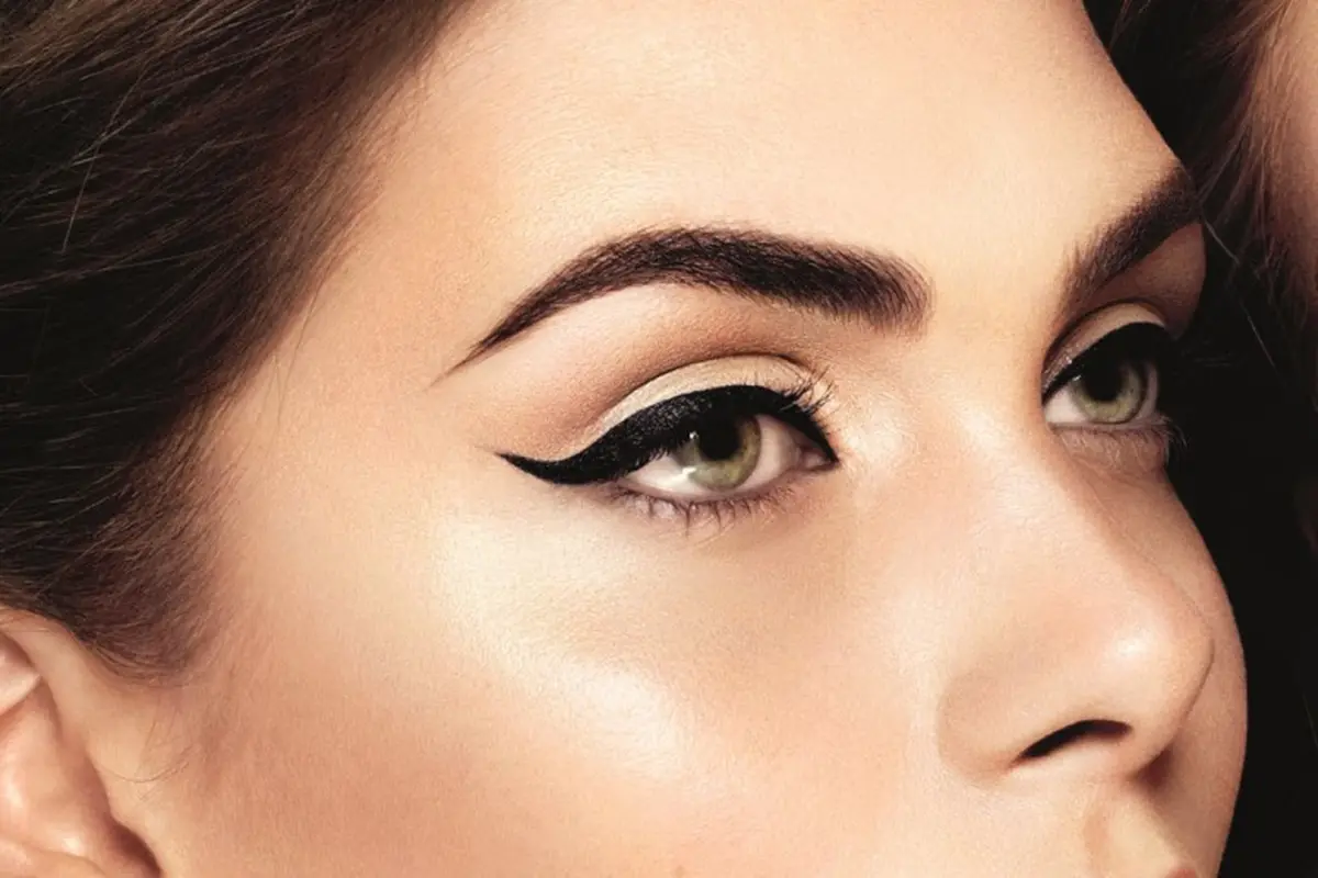 [Bintang] 14 Hal Ini Membuktikan Eyeliner Pantas Disebut Kaki Tangan Iblis