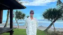 Setelah melaksanakan momen syukuran kemengannya, kini Verrell berada di Bali. Menikmati momen liburan di kampung halaman ibundanya, Verrell turut ditemani oleh Venna Melinda dan adik sambung, Tabita. Selama di Bali ia mengunjungi tempat beberapa tempat adat. (Liputan6.com/IG/@bramastavrl)