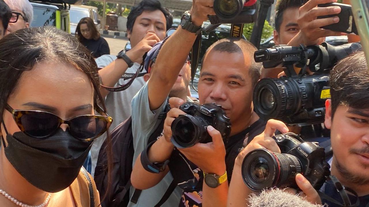 "Jadi kenapa saya mengambil film itu, karena saya pikir mungkin ada image yang akan saya ubah sedikit dengan saya berperan di film tersebut. Jadi ya sudah saya ambil saja," katanya.