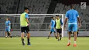 Pelatih Arema, Joko Susilo memberi arahan saat latihan resmi jelang laga tandang melawan Persija pada lanjutan Liga 1 Indonesia 2018 di Stadion GBK, Jakarta, Jumat (30/3). Laga kedua tim akan dihelat Sabtu (31/3). (Liputan6.com/Helmi Fithriansyah)