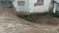 Banjir melanda permukiman warga yang ada di Gang Apandi, Braga, pusat Kota Bandung, Jabar, Kamis sore (11/1/2024). (Liputan6.com/ Dok TCT)