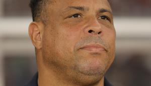 Ronaldo Nazario tampak khidmat menantikan laga antara DRX World Legends menghadapi Barcelona Legends di Stadion Utama Gelora Bung Karno, Jakarta, Sabtu (18/4/2026) malam. (Bola.com/Bagaskara Lazuardi)