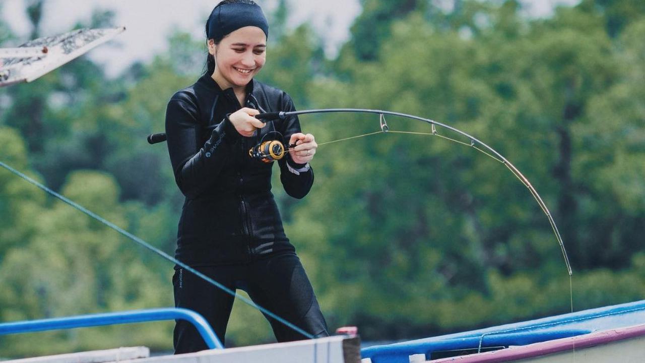 Prilly Latuconsina saat mancing langsung banjir komentar dari netizen.  Mereka menuliskan berbagai komentar. Ada yang menyebut jika gaya Prilly bak pemancing profesional.<br>
