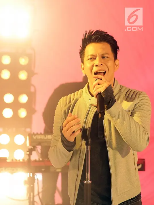Penampilan vokalis NOAH, Ariel saat syuting video klip single bertajuk 'Wanitaku' di Musica Studio, Jakarta Selatan, Kamis (25/7/2019). Ariel dan kawan-kawan tak mau banyak berbicara tentang materi album yang sebentar lagi akan keluar. (Fimela.com/Bambang Ekoros Purnama)