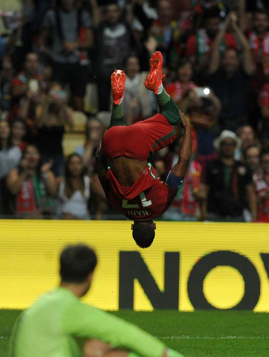 Pemain Portugal, Nani, merayakan gol yang dicetaknya ke gawang Gibraltar. Pesta gol Portugal dimulai pada menit ke-27 melalui Nani hasil umpan dari Bruno Alves. (AP/Paulo Duarte)