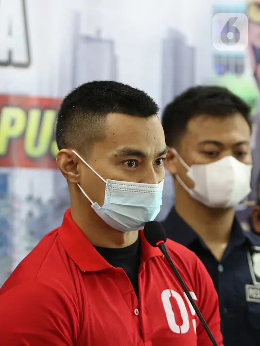 Artis peran Agung Saga dihadirkan dalam rilis kasus kepemilikan narkotika di Polres Metro Jakarta Pusat, Rabu (31/3/2021). Polisi mengamankan satu bungkus plastik klip kecil berisikan narkoba jenis sabu seberat 0,28 gram. (Liputan6.com/Herman Zakharia)