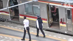 Aktivitas warga menggunakan jasa kereta Commuter Line di Stasiun Jatinegara, Jakarta, Senin (19/10/2020). Mulai hari ini PT KCI memberlakukan jam operasional KRL kembali normal seperti sebelum pandemi Covid-19, yakni mulai pukul 04.00-24.00 WIB. (merdeka.com/Iqbal S. Nugroho)