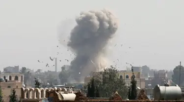 Kepulan asap membumbung ke angkasa usai Jet Tempur Saudi menjatuhkan bom di Sanaa, Yaman, Rabu (31/8). Serangan tersebut ditujukan untuk melemahkan kelompok Houthi. (REUTERS / Khaled Abdullah) 