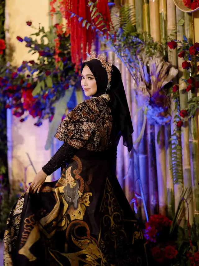 Rayakan Ultah Bersama, Ria Ricis dan Moana Tampil Glamor dengan Gaun Sentuhan Wastra dan Wayang