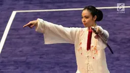 Atlet Timnas Wushu Indonesia Lindswell Kwok saat berlaga dalam pertandingan wushu nomor Tajijian putri di Kuala Lumpur Convention Centre Hall 5, Kuala Lumpur, Malaysia, Selasa (21/8). (Liputan6.com/Faizal Fanani)